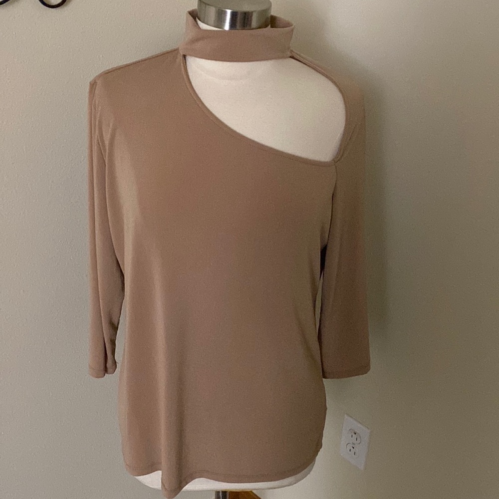 NY &C Front peep out blouse